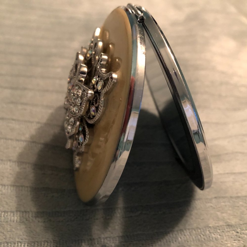 Butterfly Compact Mirror - Picture 2 of 4